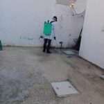 Pulvérisation d’insecticide anti-tiques sur une façade extérieure